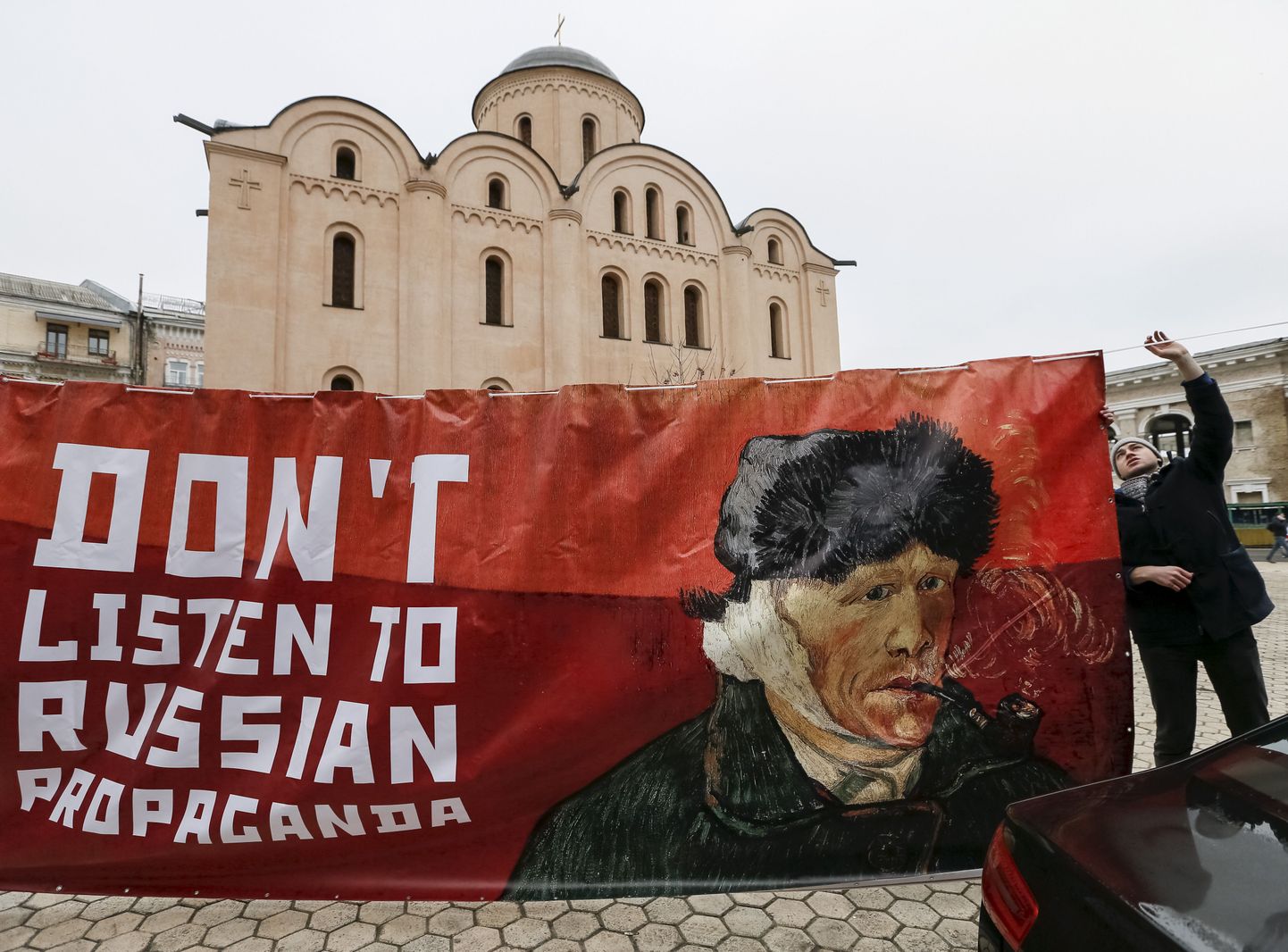 Protestija hoiab plakatit kirjaga «Ära kuula Vene propagandat»