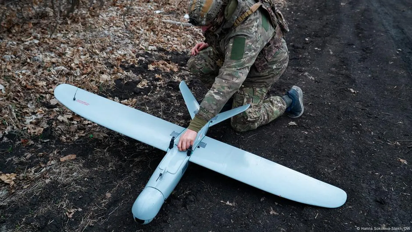 Украинский военнослужащий готовит БПЛА к запуску