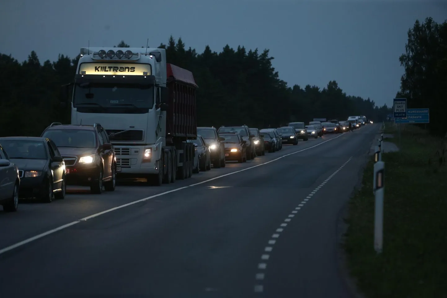 Õhtune praamijärjekord Kuivastu sadamas.