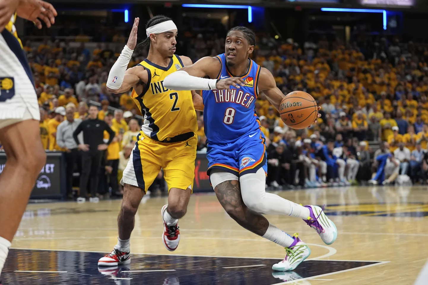 NBA spēlētājs Džeilens Viljamss (ar bumbu)