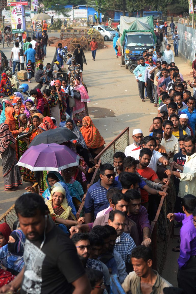Inimesed seismas järjekorras Bangladeshi pealinnas Dhakas, et osta valitsuse subsideeritud sibulat.