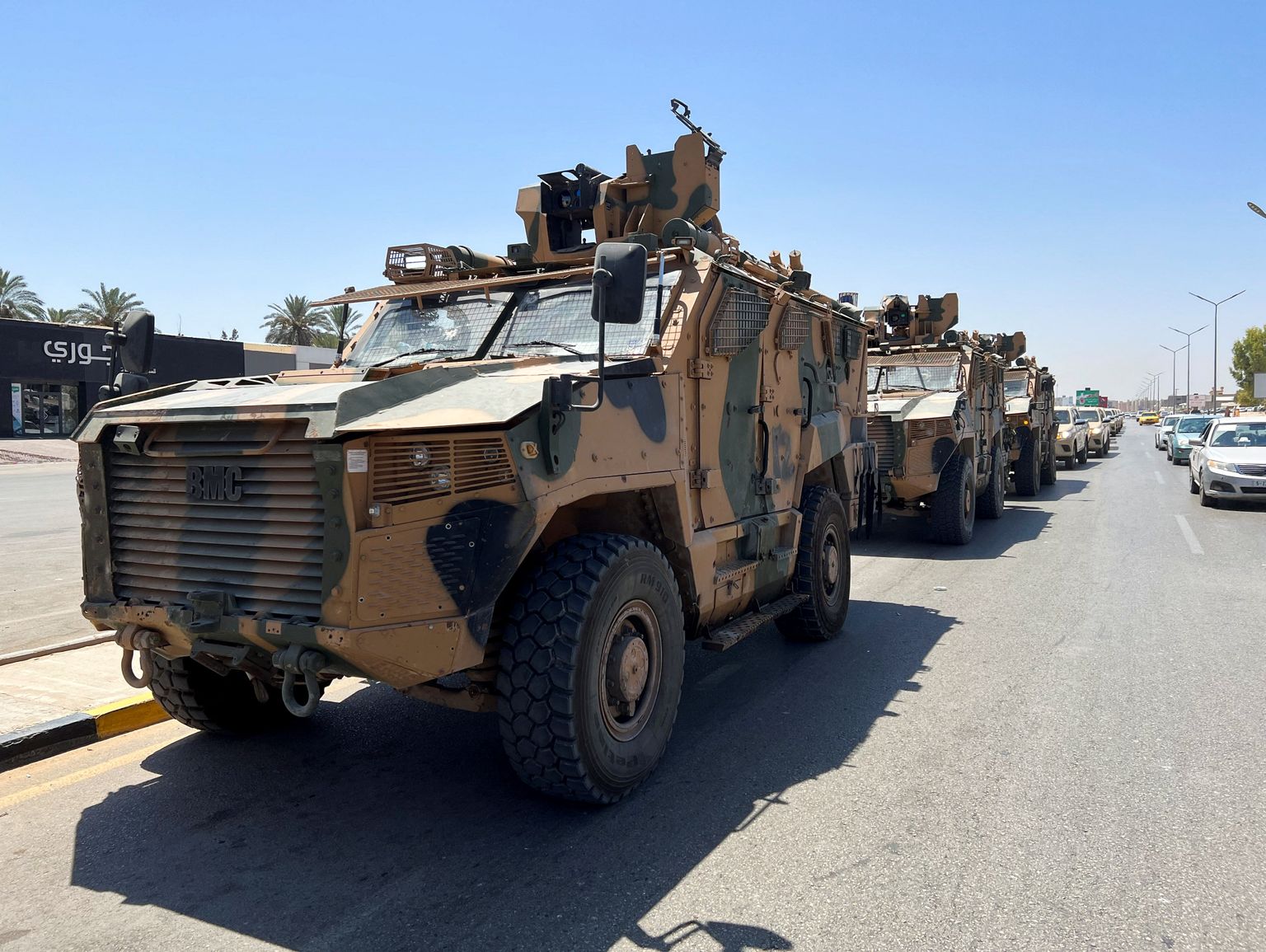Liibüa rahvusliku ühtsuse valitsust ja peaminister Abdulhamid al-Dbeibah't toetava relvaüksuse, 444. brigaadi, sõjaväesõidukid sisenesid pealinnas Tripolis laupäeval lahingutegevuse piirkonda.