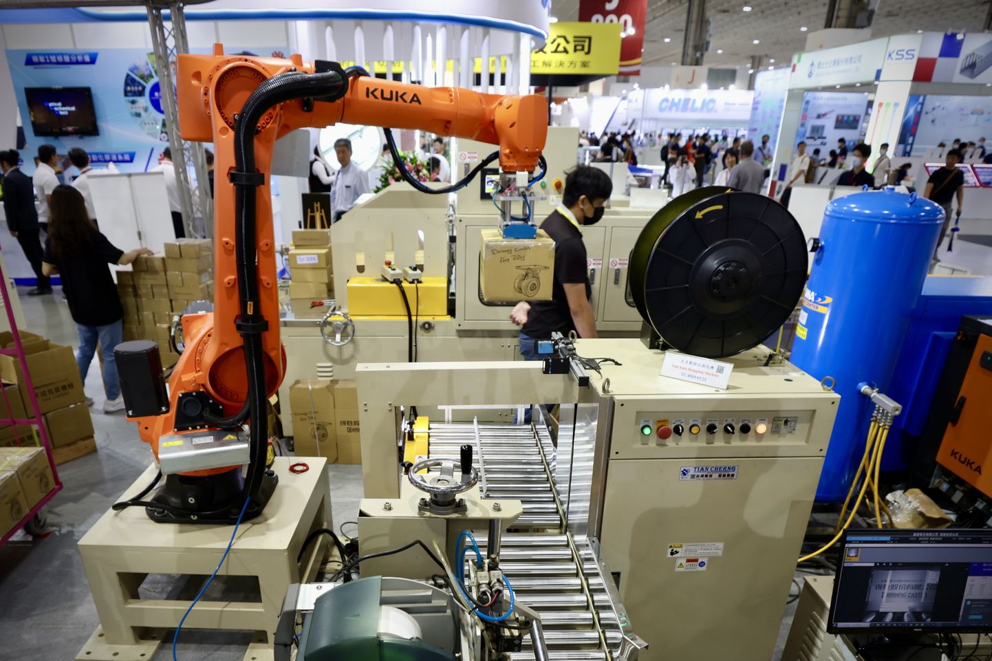 Tööstusrobotid Taivani robotimessil. Foto loo juures illustreeriv