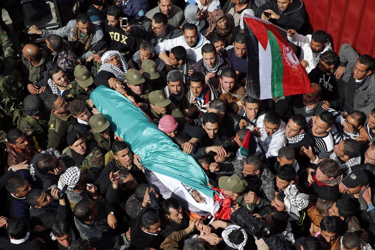 Palestiinlased täna Läänekaldal kandmas Arafat Jaradati surnukeha.