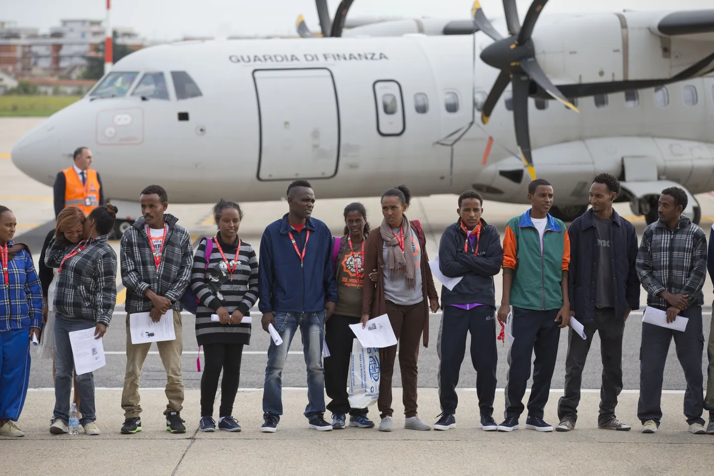 Põgenikud Itaaliast, vahetult enne lennukile minemist, mis nad Rootsi toimetab.