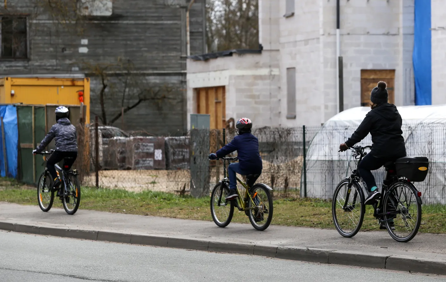 Cilvēki pārvietojas ar velosipēdiem Covid-19 izraisītās krīzes laikā