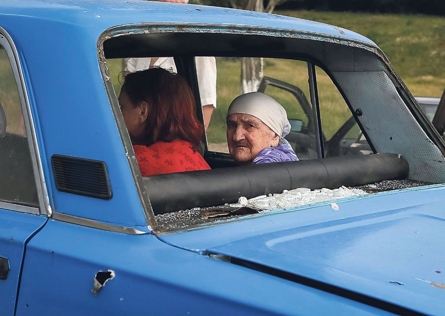 Slovjanski elanikud kuuliaukudega autos põgenemas rahulikumasse kanti.