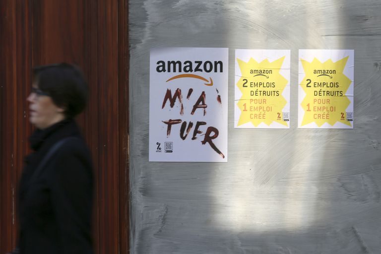 Плакаты в французском городе Ренн : «Amazon убил меня» и «Amazon, с каждым новым рабочим местом пропадает два старых».
