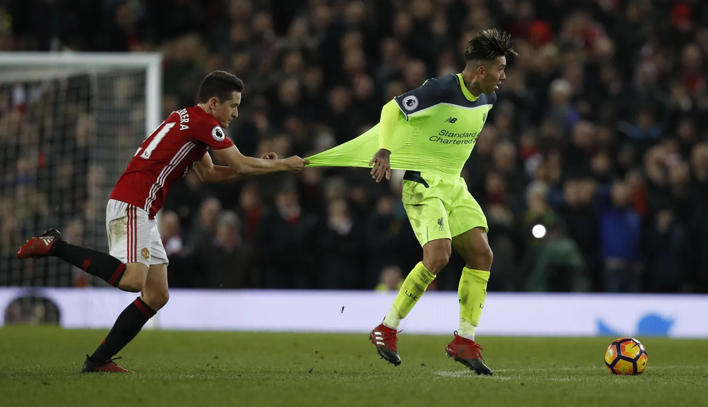 Ander Herrera tirib Roberto Firminot särgist.