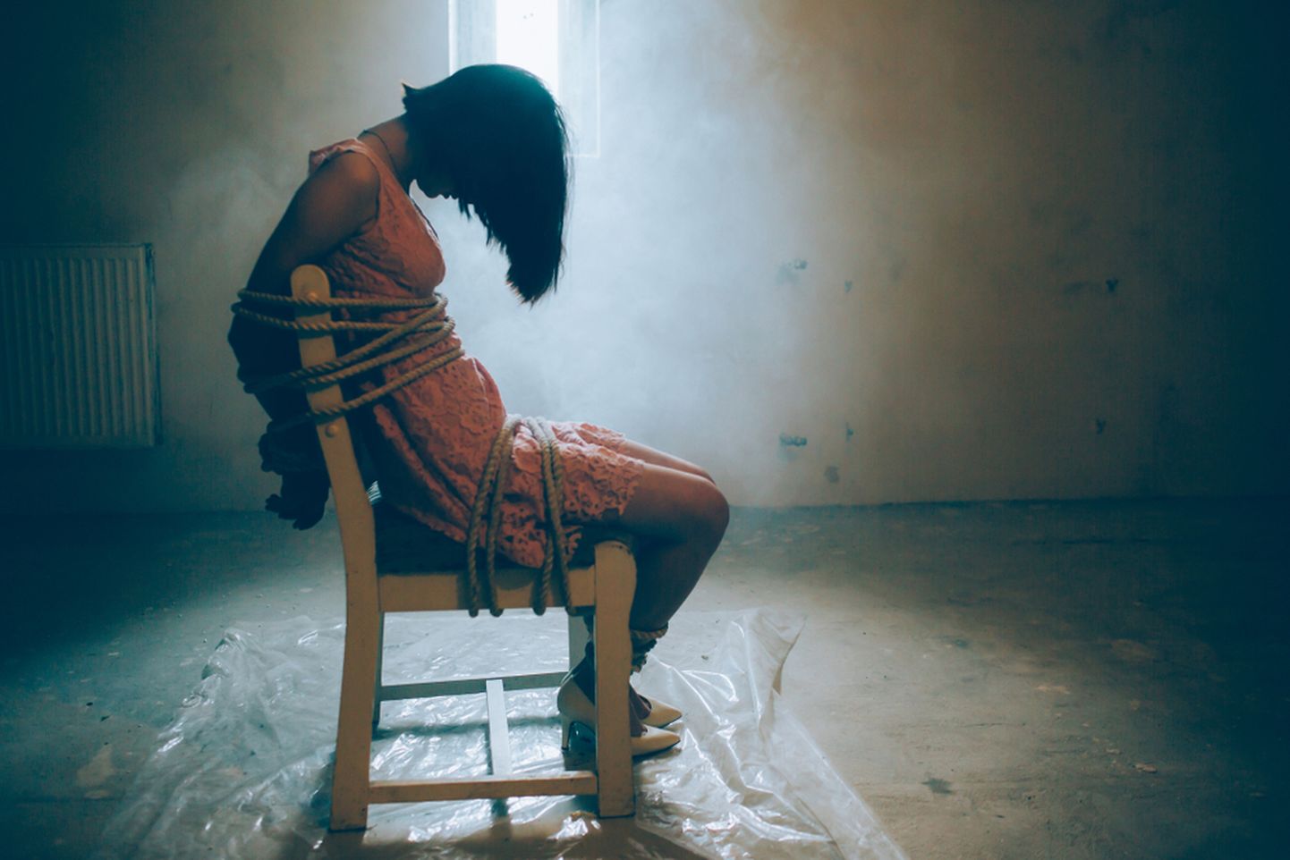 Связанная женщина сидит на стуле. Изображение носит иллюстративный характер.