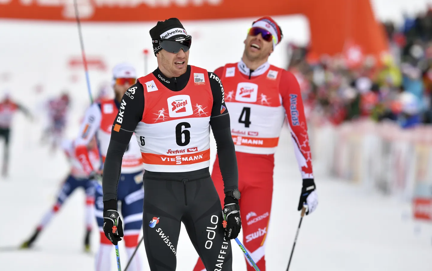 Dario  Cologna (nr 6) edestas finišis Alex Harvey't (nr 4) 1,4 sekundiga.