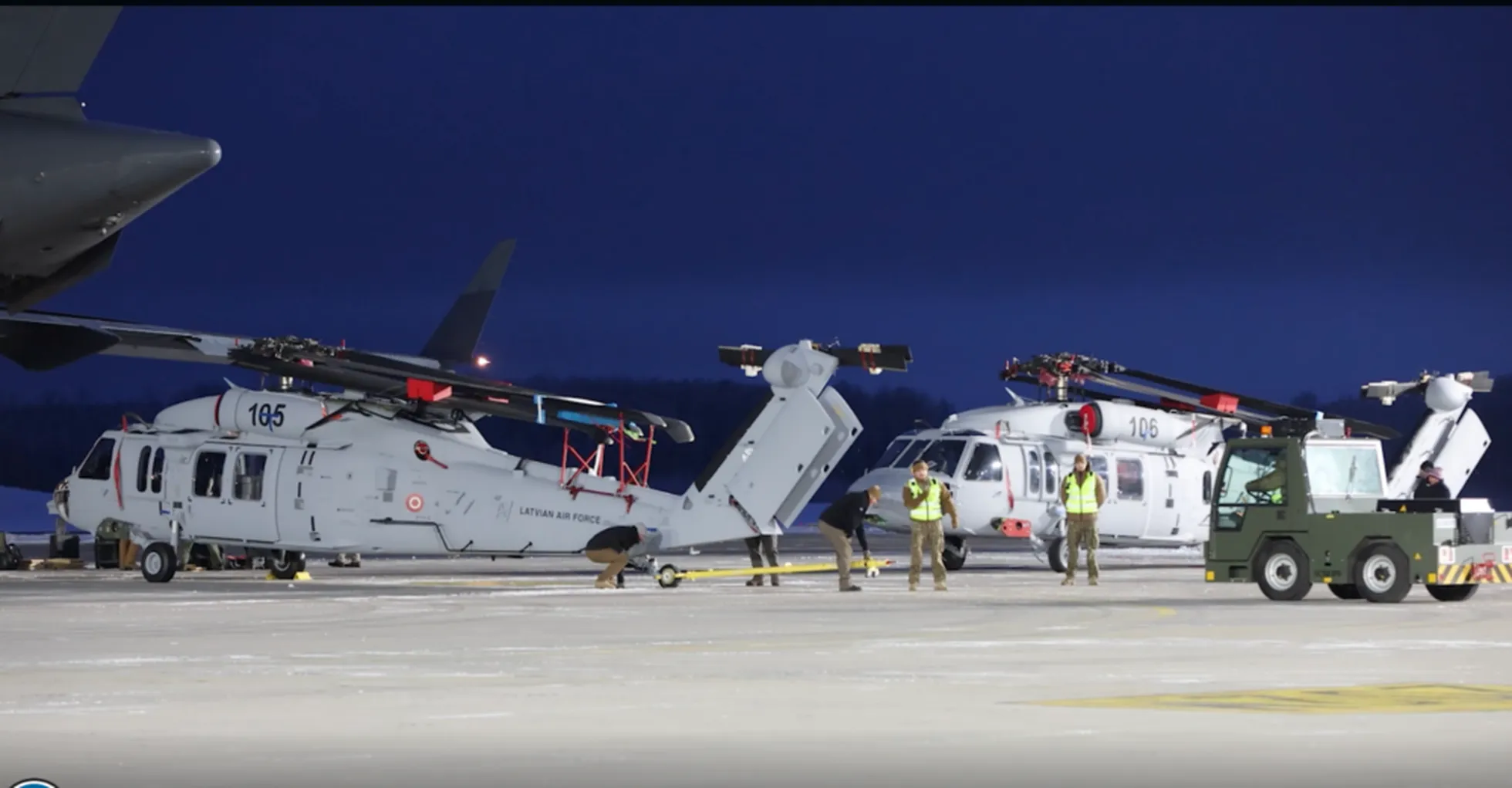 Lielvārdes militārajā lidlaukā atrodas arī helikopteri Black Hawk.