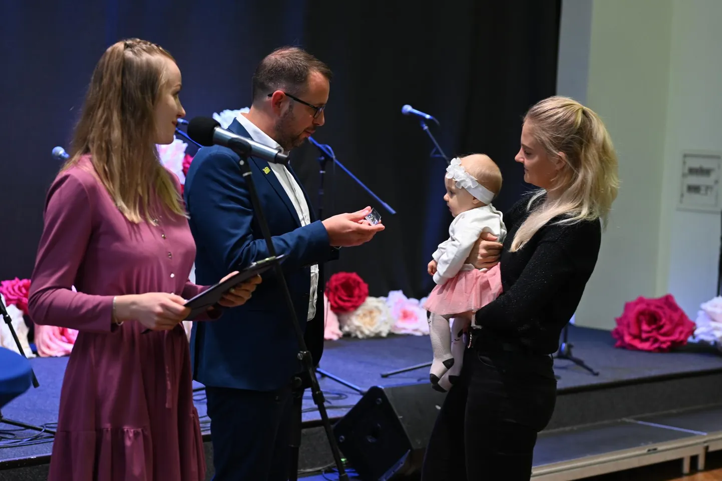 Põlva vallavanem Martti Rõigas väikseid vallakodanikke tervitamas.