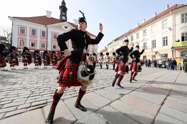 The 20th anniversary of Estonia's accession to NATO was recently celebrated. Picture: The Pipes and Drums orchestra of the British Army performing on Tartu Town Hall Square.