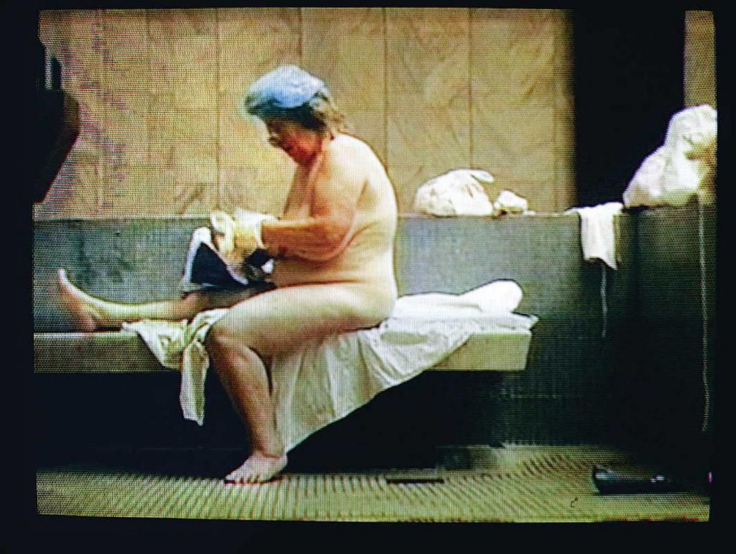Videokunstnik Katarzyna Kozyra piilukaamera jälgib naisi saunas.