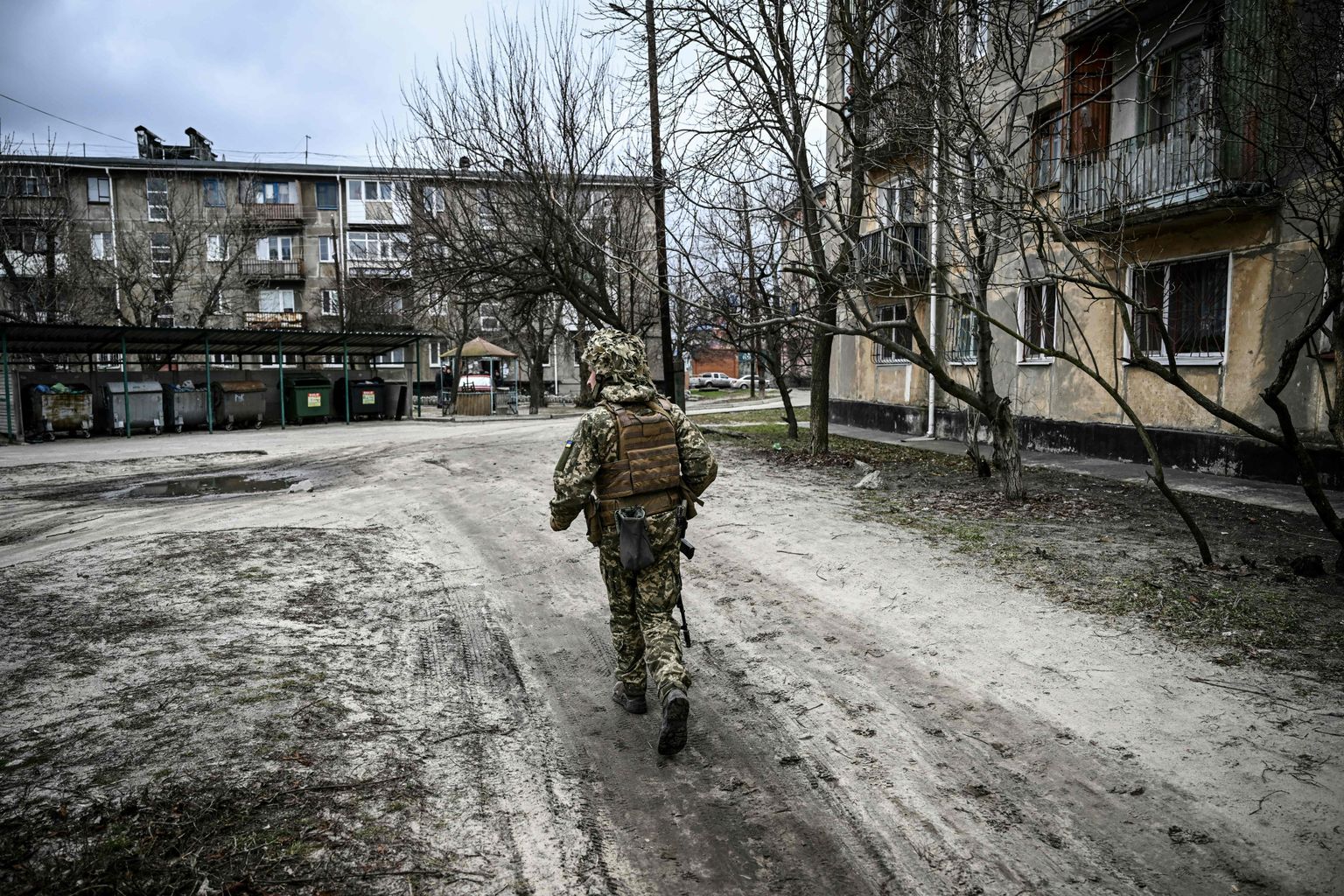 Украинский солдат идет по улице города Счастье Луганской области. 24 февраля 2022 года. ФОТО иллюстративное.