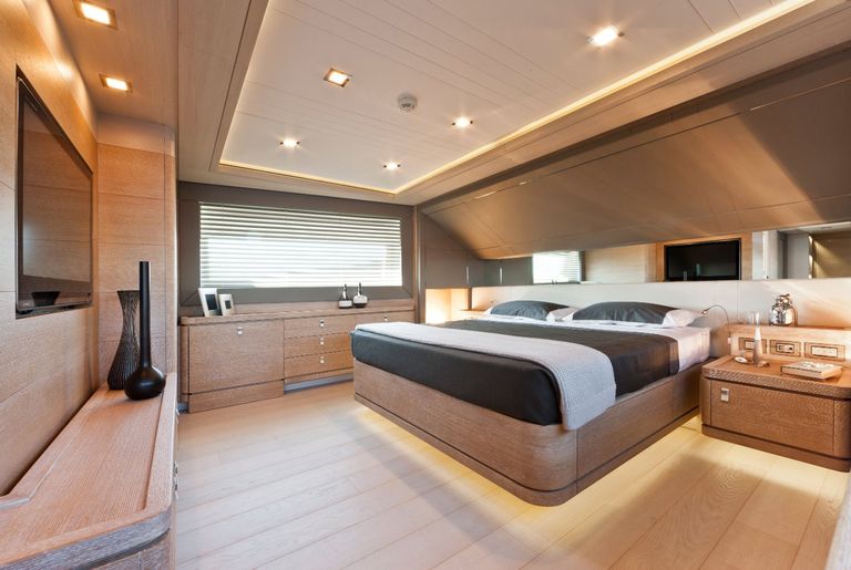 На яхте есть спальные места на восемь человек. В числе прочего, там имеется спортивный зал, турецкая баня и джакузи.