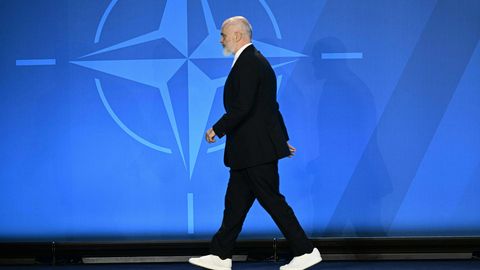 FOTO ⟩ Albaania peaministri NATO tippkohtumise jalatsid panid kulme kergitama