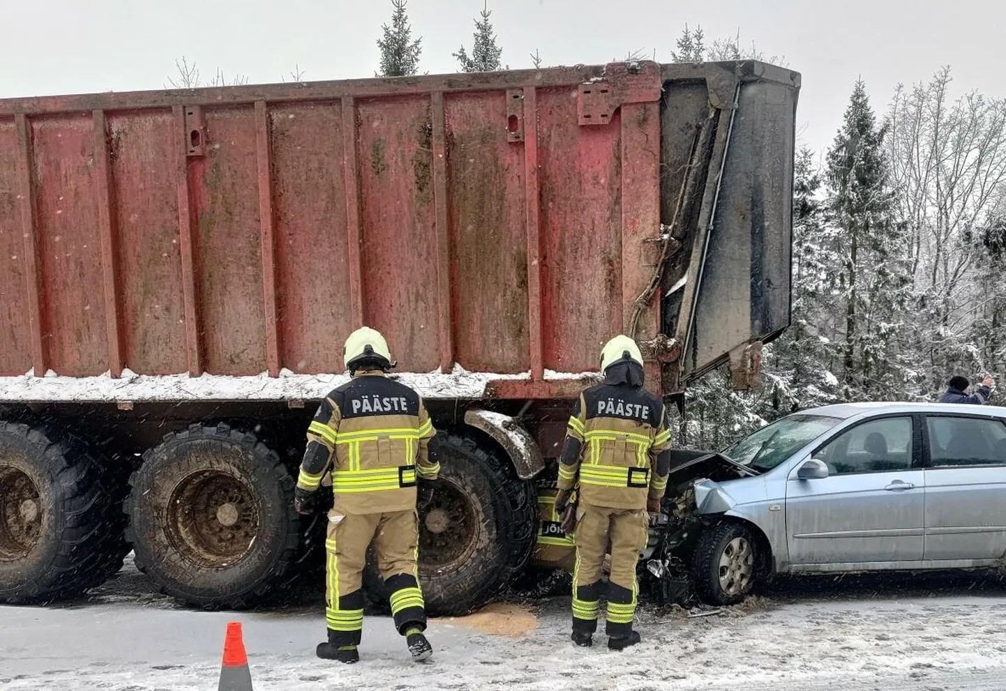 Kiat juhtinud naine sõitis otsa tema ees pööret sooritanud traktorile.