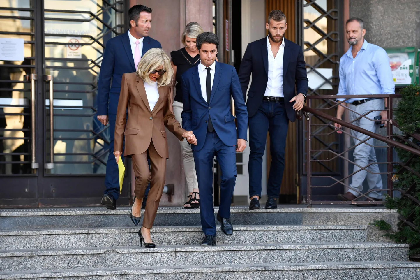 Prantsuse presidendi abikaasa Brigitte Macron ja haridusminister Gabriel Attal pärast kohtumist suitsiidi teinud poisi vanematega.