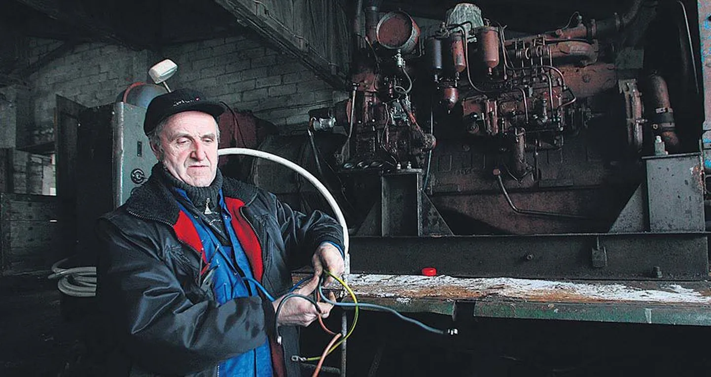 Elektrikatkestusest hoolimata Siimanni suurfarmi lehmad lüpsmata ei jäänud. Voolu saamiseks võttis elektrik Arne Merila appi varugeneraatori.