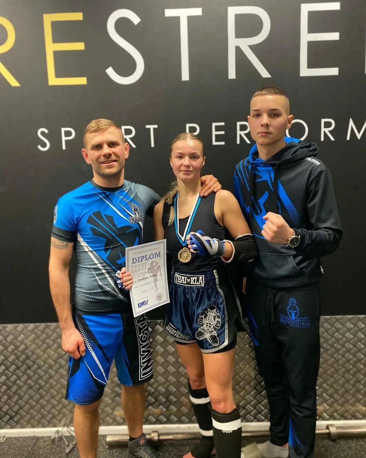 Pildil vasakult: Henri Hiiemäe (treener), Karoliine Moones, Olavi-Tanel Kask (treener).