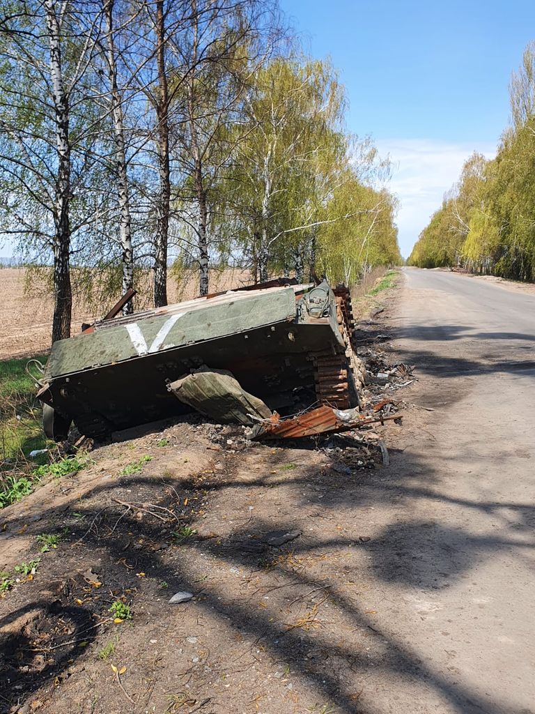 Подбитая российская бронетехника на дороге возле села Бородянка в Киевской области.