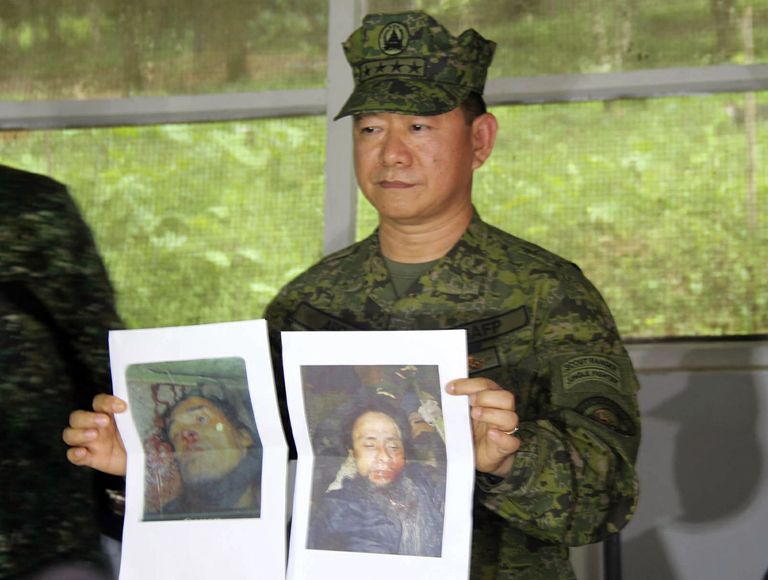 Filipiinide sõjaväeülem Eduardo Ano hoidmas pilte surnud Maute juhtfiguuridest. Foto: Civil Relations Service Armed Forces/AP/Scanpix