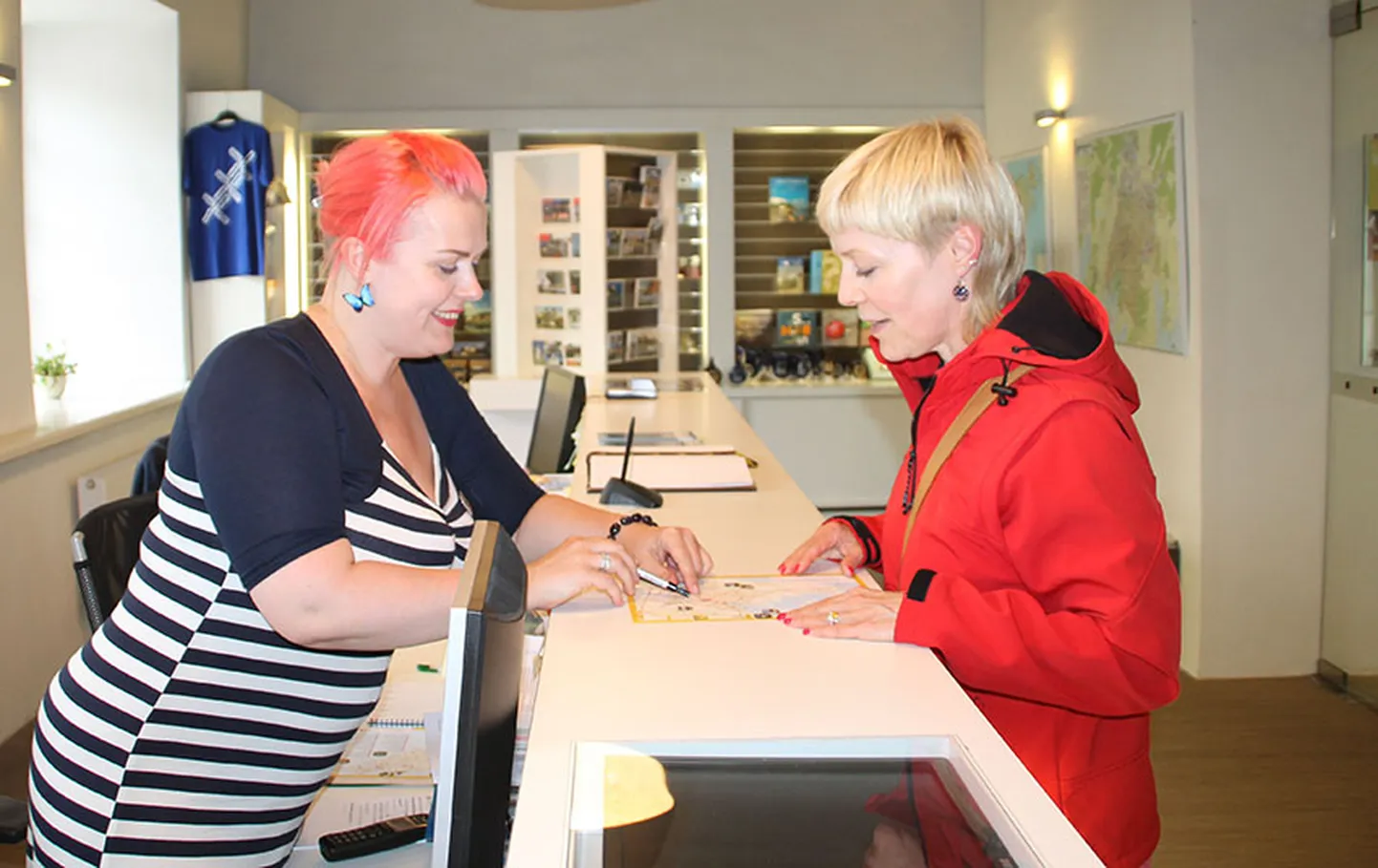 Turismispetsialist Kristina Mägi näitab Saksamaalt tulnud Silkele Kuressaare kaardil õige tee kätte.
Foto: Kristiina Maripuu