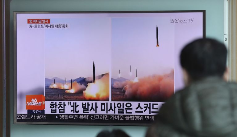Lõuna-Korea telekanal näitamas Põhja-Korea raketikatsetust