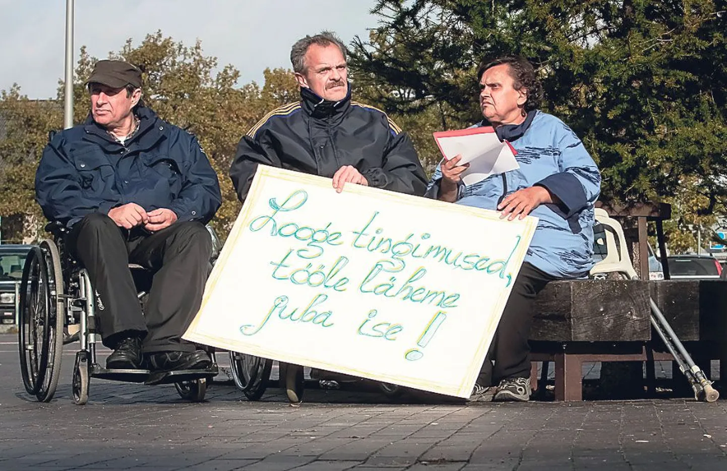 Puudega inimesed ei ole rahul valitsuse plaanitava töövõimereformiga ja nad pikettisid selle vastu.