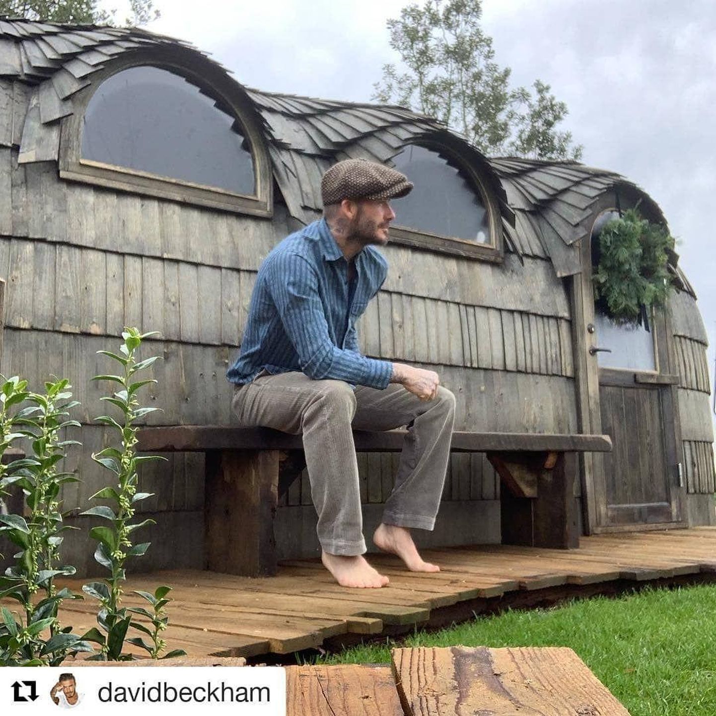 David Beckham tänas 2018. aastal selle fotoga Leie külas tegutsevaid iglusaunade valmistajaid.