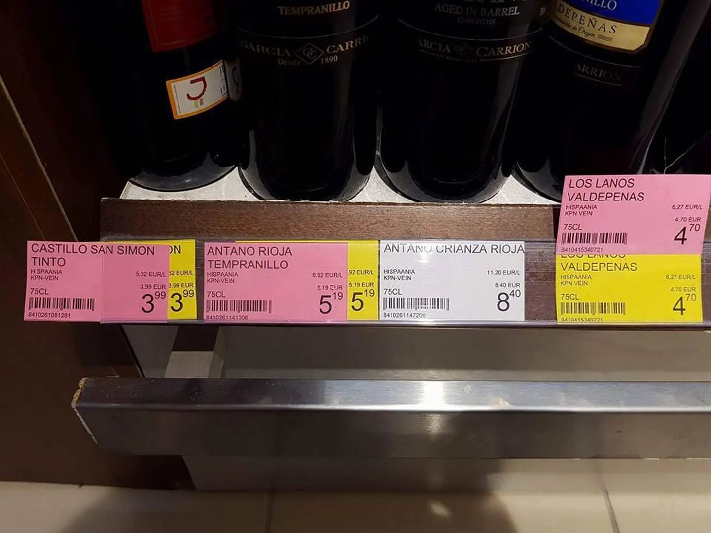 Erivärvi hinnasildid Kaubamajas.