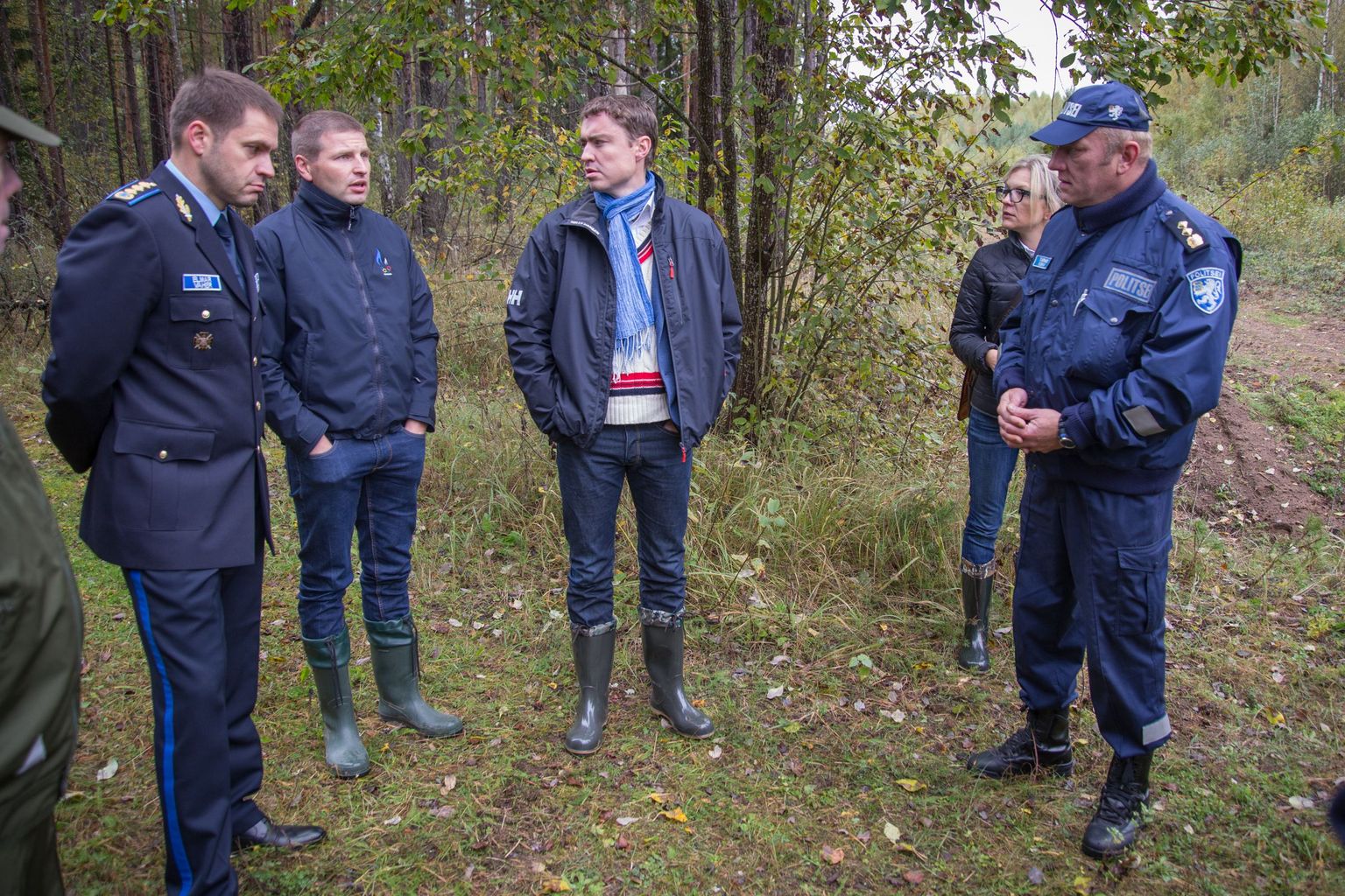 Politsei- ja piirivalveameti juht Elmar Vaher, siseminister Hanno Pevkur ja peaminister Taavi Rõivas külastamas 2014. aasta sügisel Eesti kagupiiri.