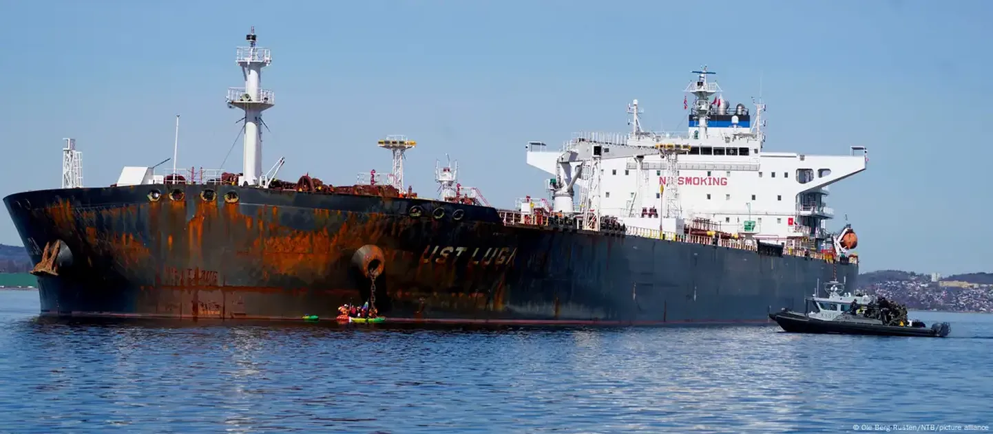 Танкер "нефтяного флота" РФ в Балтийском море