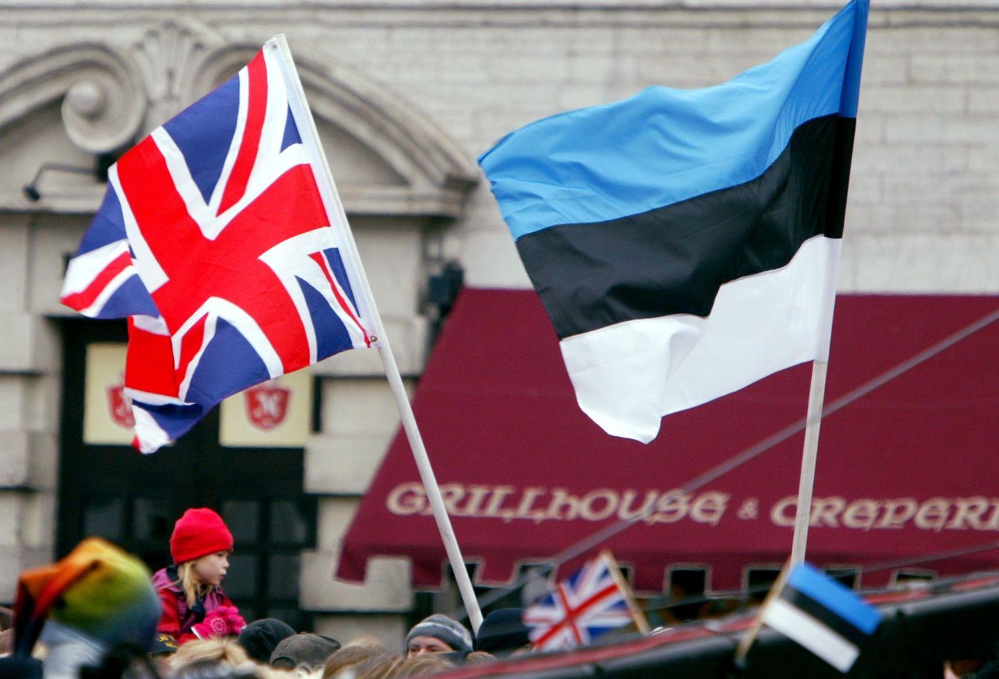 Eesti lipp ja Suurbritannia lipp.