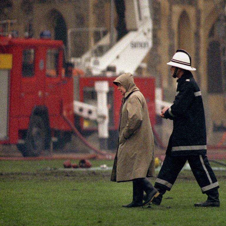 Elizabeth II koos tuletõrjujaga 1992 vaatamas Windsori lossi põlengukahjustusi