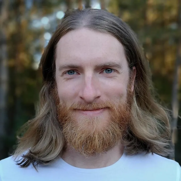 Jon Ender ütleb, et kuna just see pilt illustreerib ta kontot Facebookis, on nii mõnigi vihjanud tema sarnasusele Kristusega.