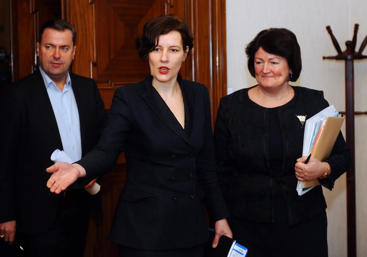 Finanšu ministres biroja vadītājs Ringolds Beinarovičs, finanšu ministre Dana Reizniece-Ozola un Valsts ieņēmumu dienesta ģenerāldirektore Ināra Pētersone.