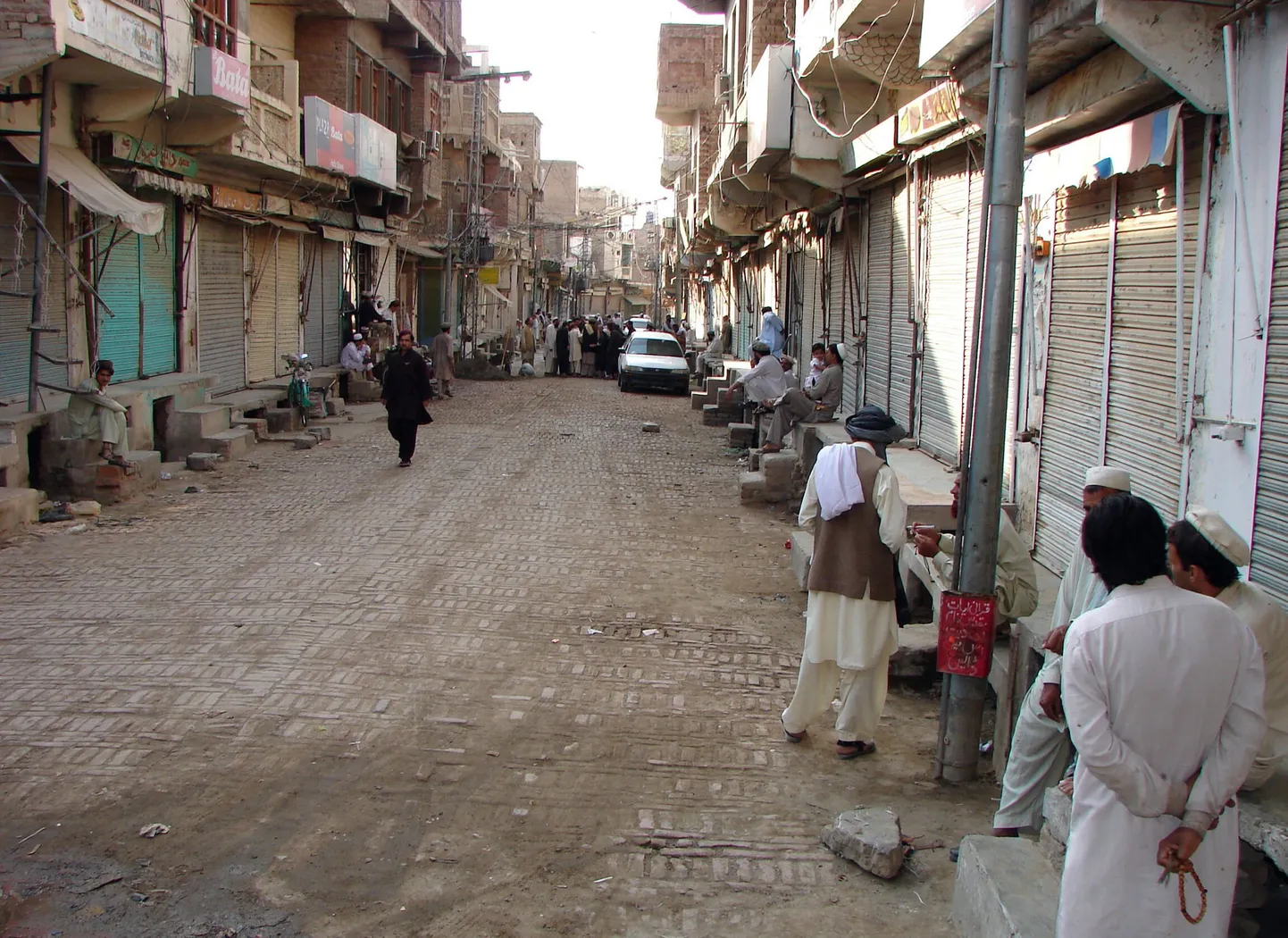 Kohalikud elanikud Põhja-Waziristani pealinnas Miranshahis. Samas piirkonnas leidsid aset tänased droonirünnakud.