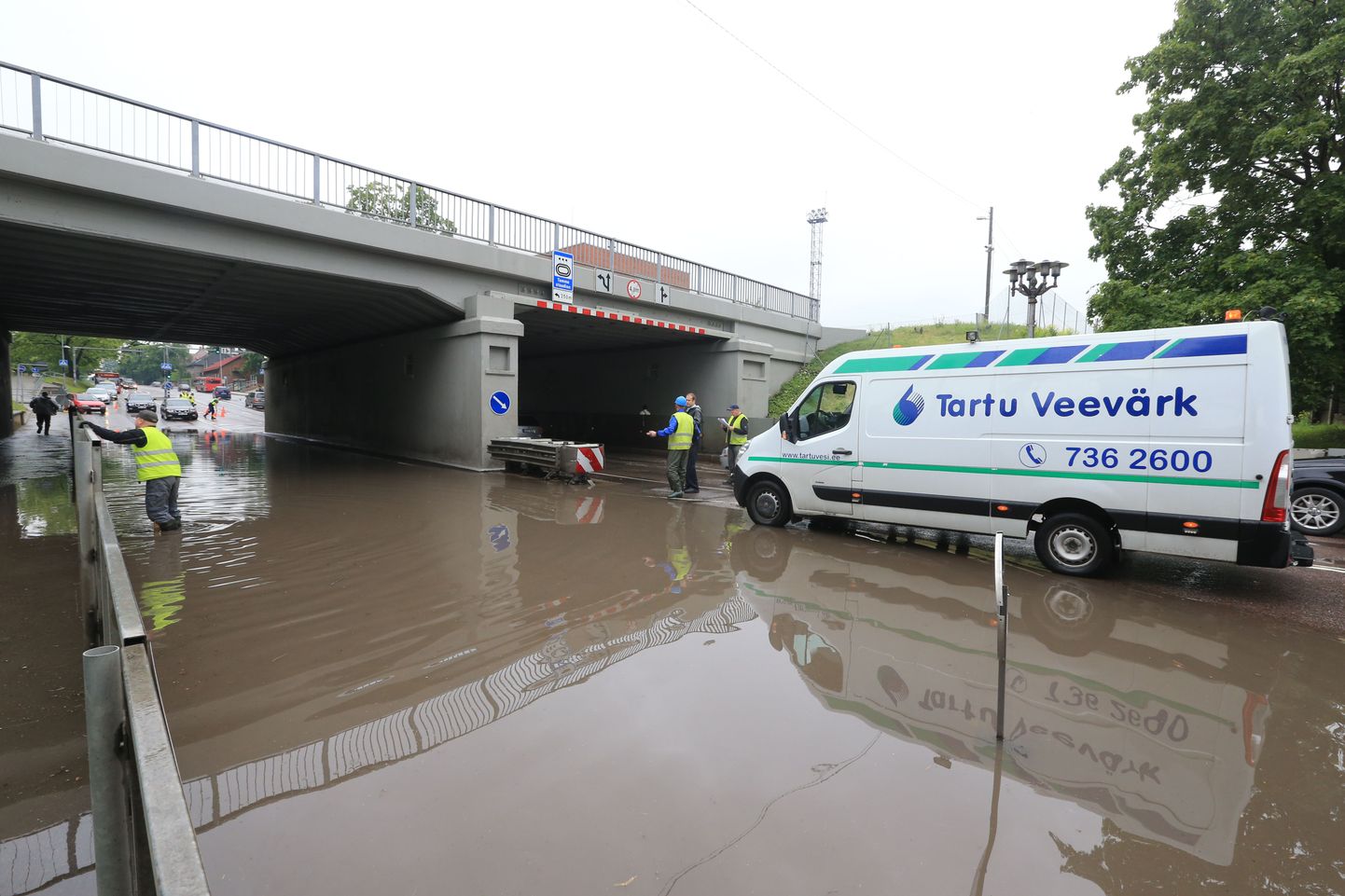 Äge vihm ujutas Riia tänaval asuva viadukti üle, sajuhood jätkuvad.