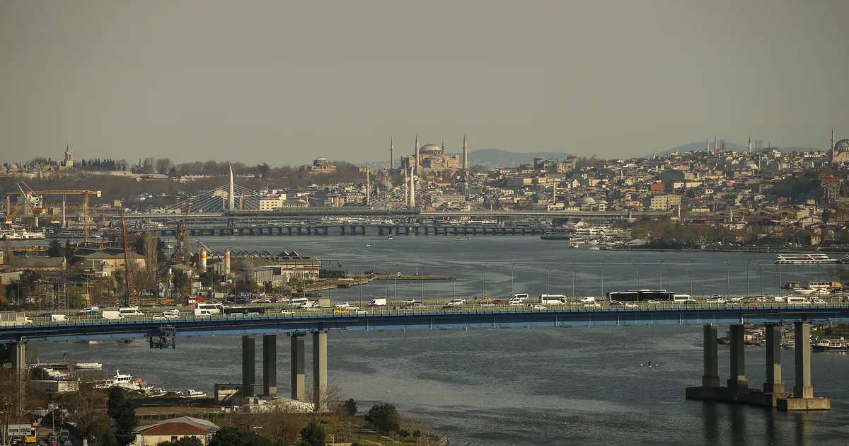 Istanbulis evakueeriti laupäeval hotell, milles peatunud Türgi-Saksa päritolu pere ema ja kaks last surid mürgistuskahtluse tõttu, teatas kohalik meedia.