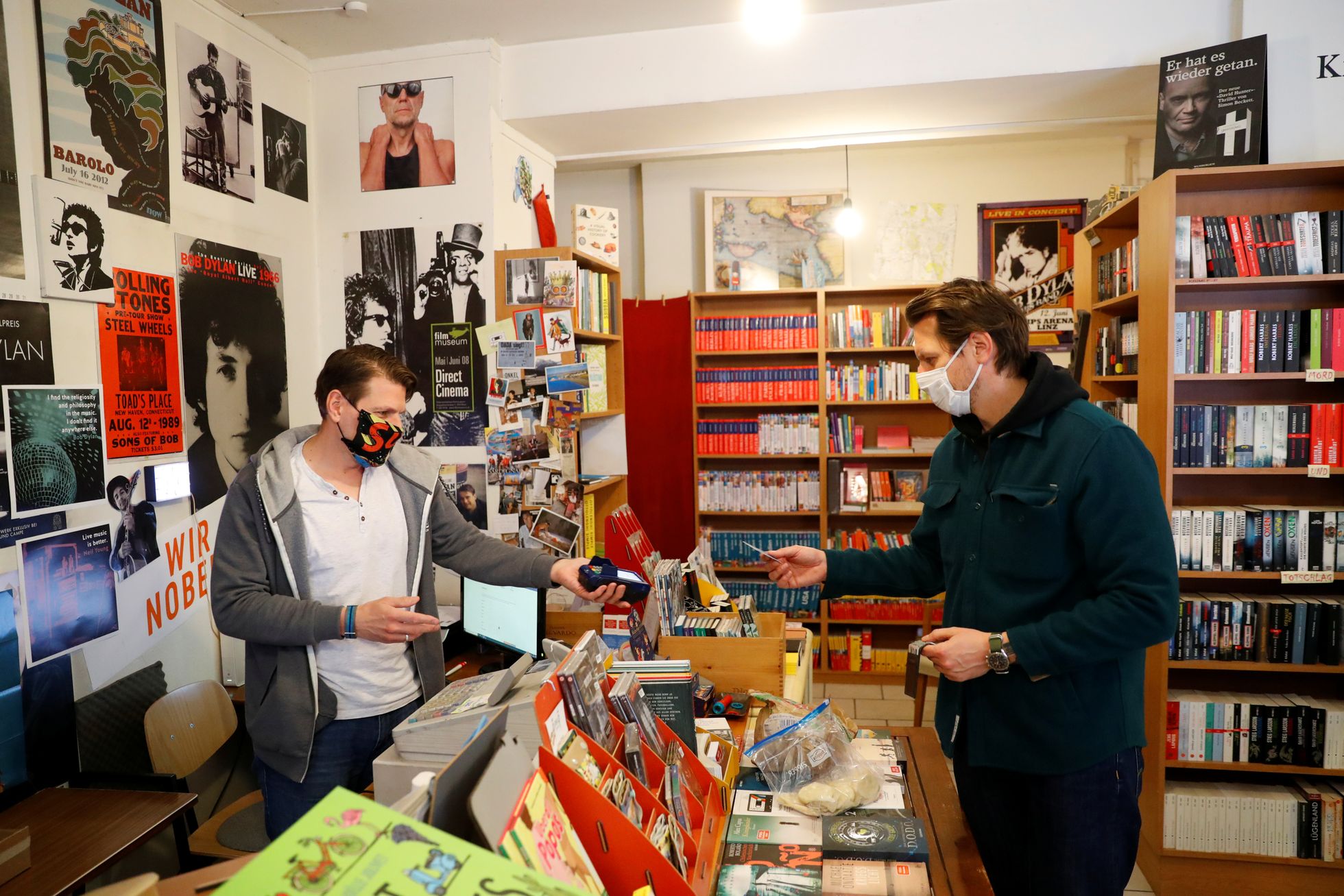 Raamatupood Viinis, kus klient tasub kaardimaksega oma ostu eest.