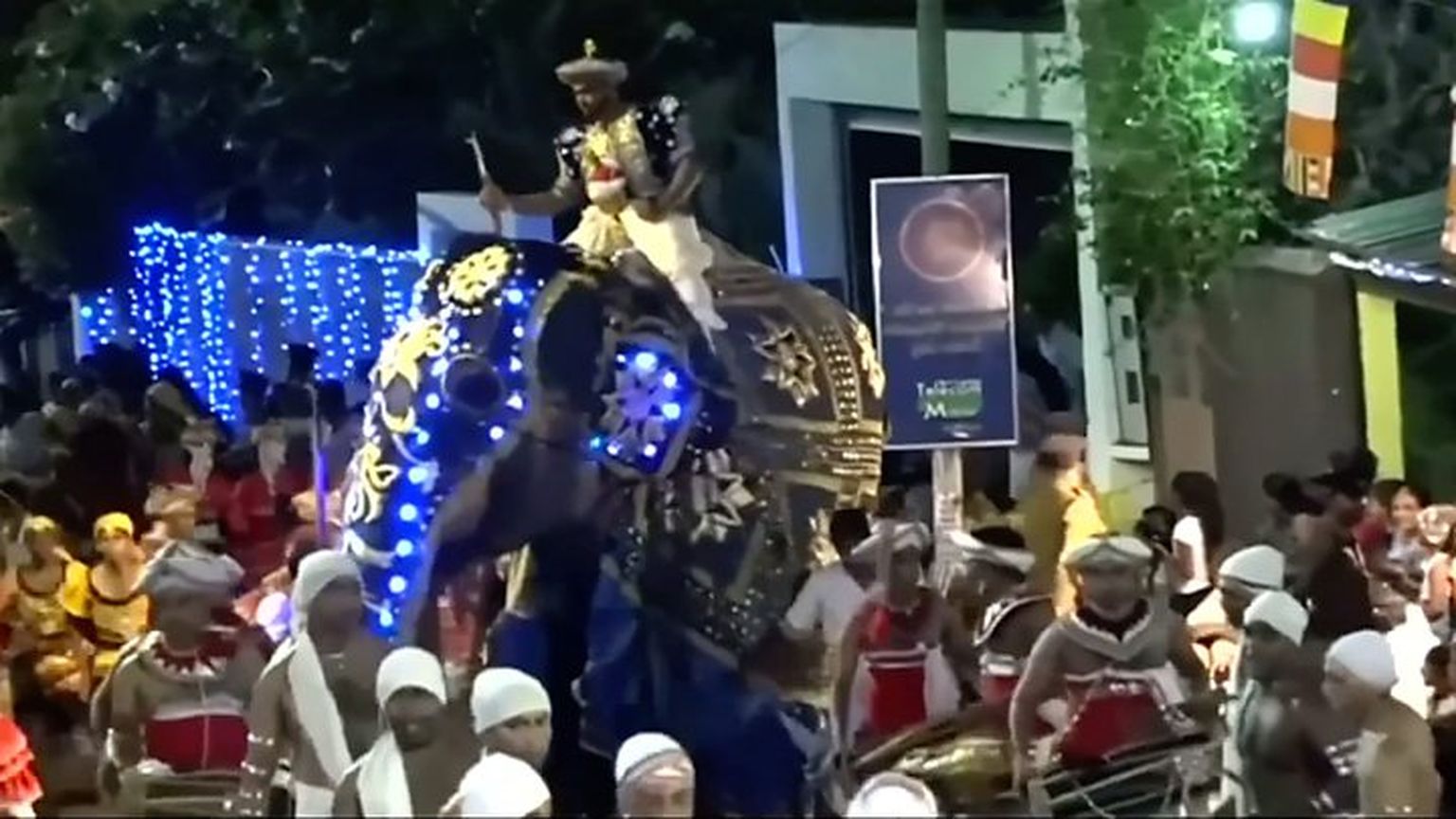 Слон ринулся в толпу, давя людей.