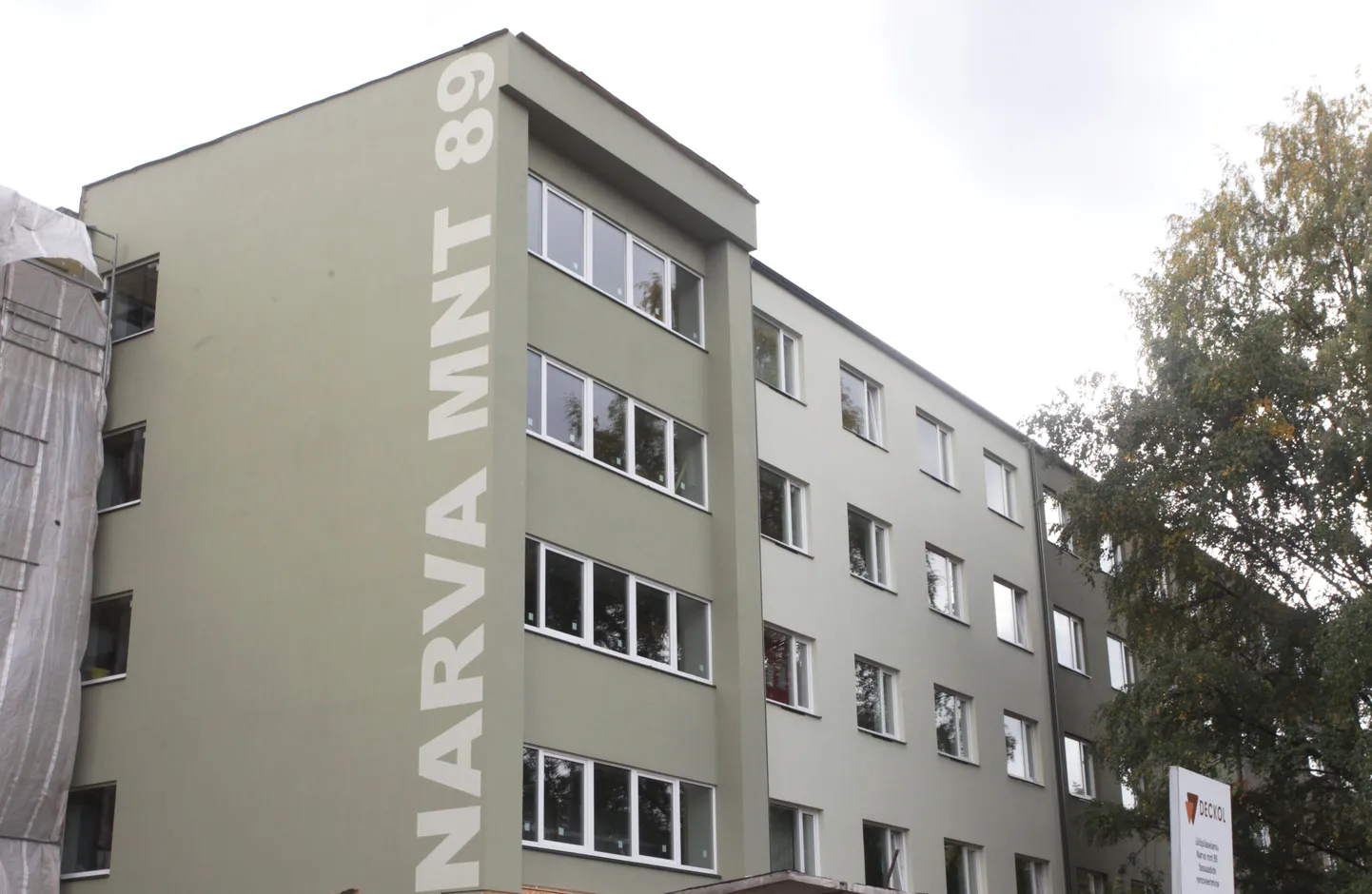 Narva mnt 89 ühiselamu tänavapoolne fassaad on osaliselt juba soojustatud ja krohvitud ning selle majaosa vanad puitaknad uute vastu välja vahetatud.