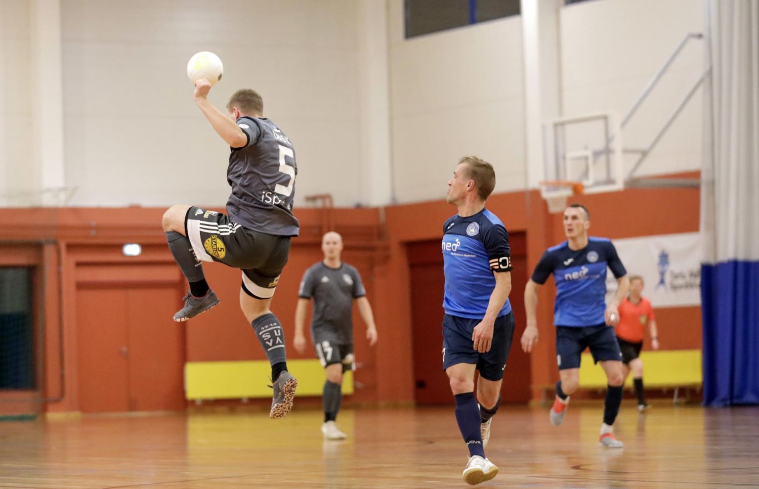 Tartu Ravens Futsal (mustas) on saalijalgpalli meistriliigas praegu kolmandal kohal. Mullu oldi samal ajal viimaste seas.