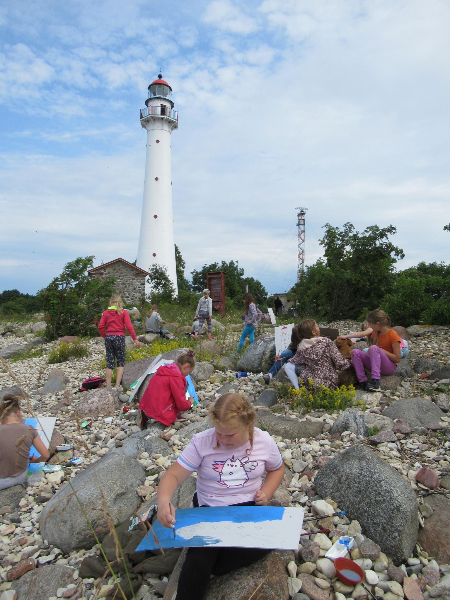 Kihnu kunstilaagris osalejad maalisid neljapäeval Pitkänä neemel ­tuletorni.