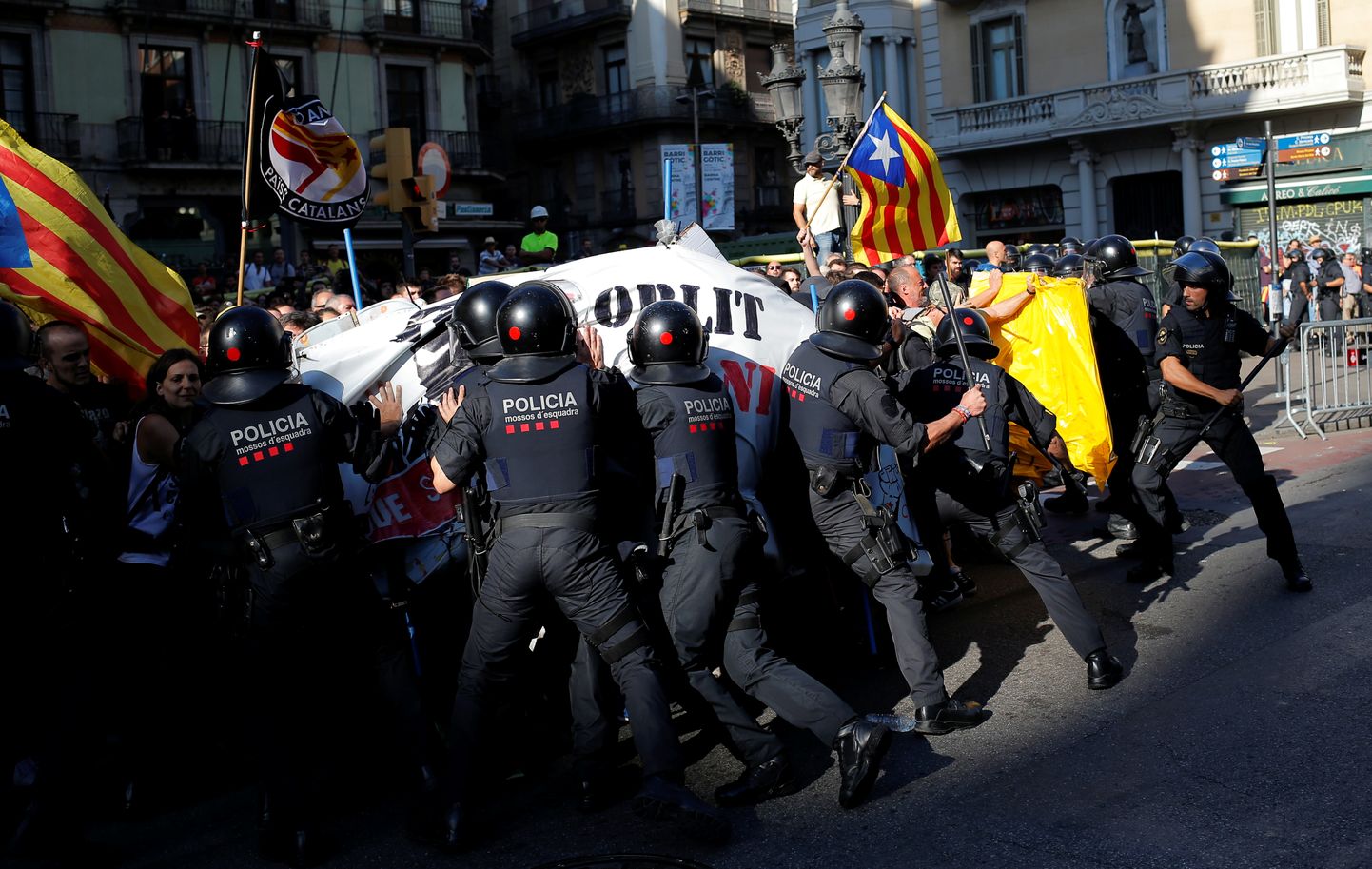 Spānijas policija Barselonā vēršas pret Katalonijas neatkarības atbalstītājiem