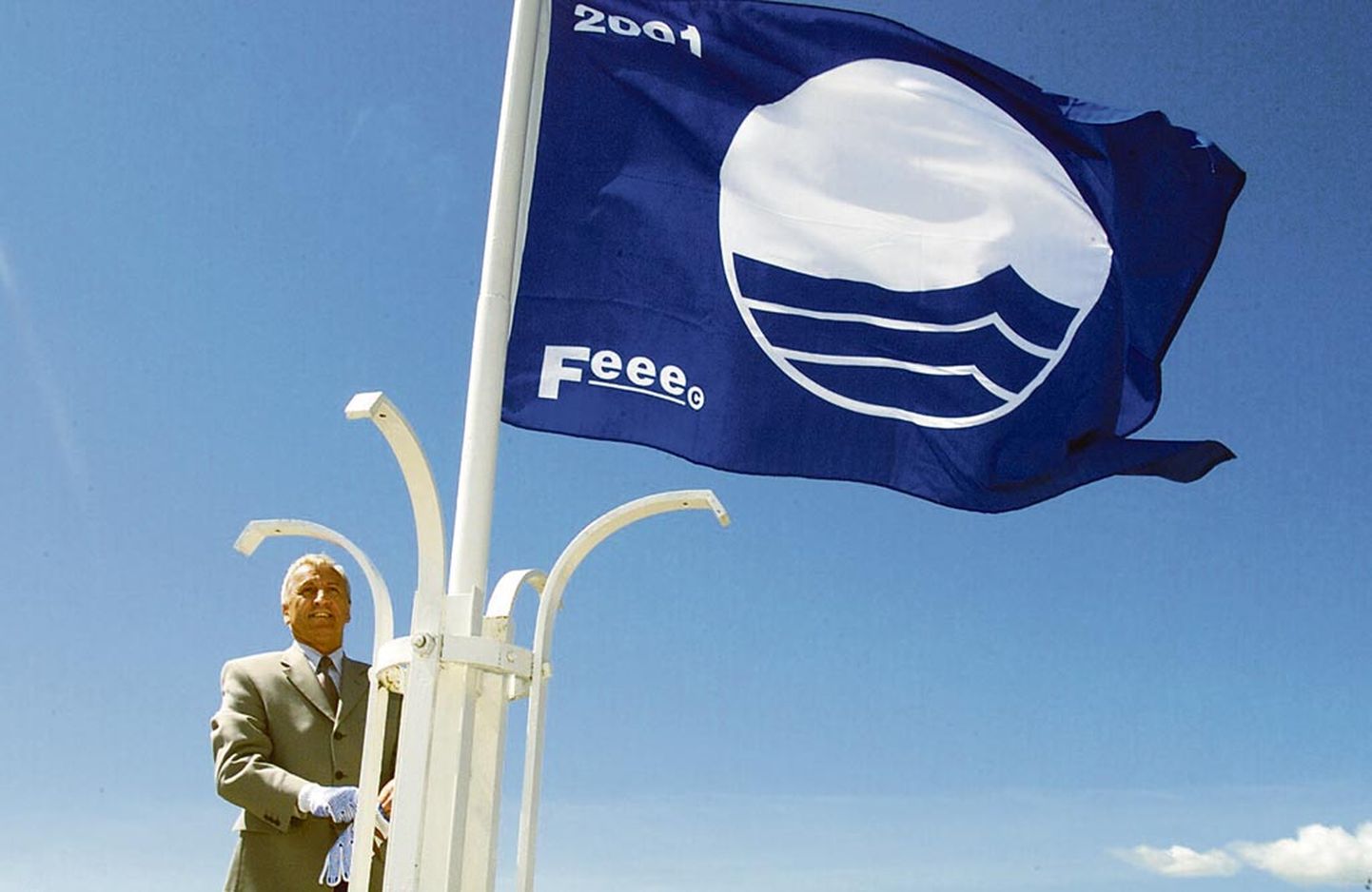 Pärnu linnapea Einar Kelder heiskab 5. juunil 2001 esimest korda Pärnu rannas vee puhtust tõendava sinilipu.