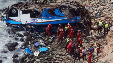 Автобус с людьми упал в пропасть в Перу: 48 человек погибли (фото)